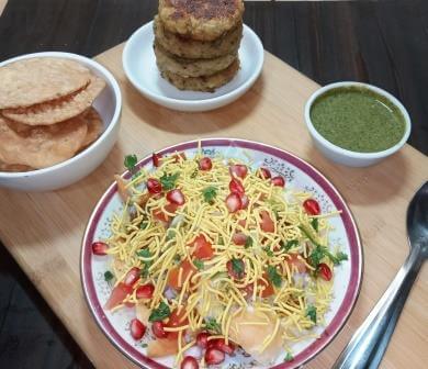 Aloo Tikki Chaat Recipe in Hindi