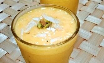 मैंगो लस्सी (आम की लस्सी) रेसिपी (Mango Lassi Recipe in Hindi)