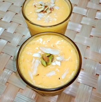 मैंगो लस्सी (आम की लस्सी) रेसिपी (Mango Lassi Recipe in Hindi)