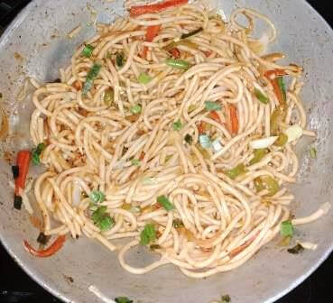 वेज हक्का नूडल्स (Veg Hakka Noodles)