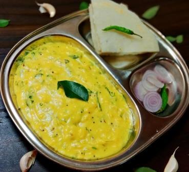 महाराष्ट्रियन पिटल रेसिपी | Maharashtrian Pithla Recipe | पिठलं भाकरी रेसिपी