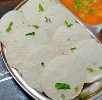 idli sambar chutney |  south indian breakfast with idli, sambar & chutney  | इडली सांभर चटनी 