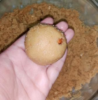 चूरमा लड्डू रेसिपी | Gujarati churma ladoo recipe in hindi | churma ladoo with jaggery (स्टेप बाय स्टेप फोटो के साथ) -