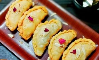 परफेक्ट माप के साथ घर पर बनाएं रवा करंजी (Rava karanji (Gujiya) recipe