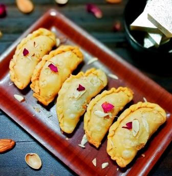 रवा करंजी रेसिपी | karanji recipe | Rava Gujiya | kajjikayalu recipe | Rava (suji) karanji recipe | semolina gujiya