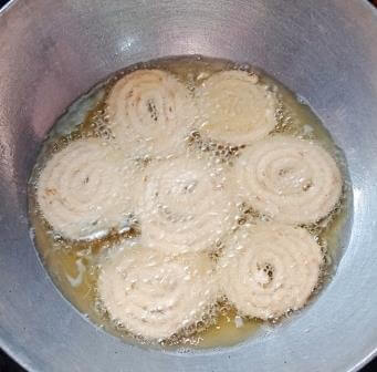 मसाला चकली रेसिपी | खस्ता मसाला चकली झटपट बनाईये । Instant Masala Chakli Recipe | Crispy Maida Chakli recipe