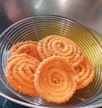 इंस्टेंट चकली रेसिपी | instant chakli recipe in Hindi | instant rice chakkuli recipe | instant murukku