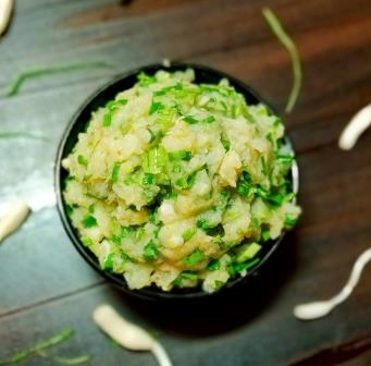 गुजराती लहसुन का काचु बनाने की रेसिपी | Lasan Nu Kachu Recipe | Winter Special Recipe (Green Garlic With Mashed Potatoes) 