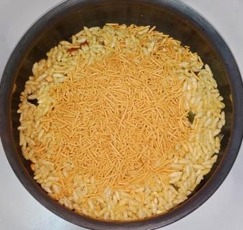 मुरमुरा नमकीन रेसिपी | murmura  namkeen  recipe in hindi | spicy puffed rice | spicy murmura chivda