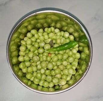 हरे मटर की पूरी रेसिपी | Hare Matar Ki Puri Recipe in Hindi | Matar ki Masala Puri | Matar ki Bedmi Poori | Green Peas masala Poori 