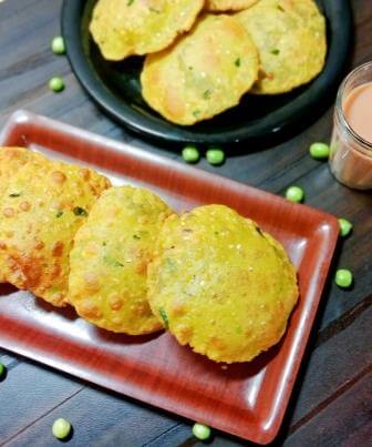 हरे मटर की पूरी रेसिपी | Hare Matar Ki Puri Recipe in Hindi | Matar ki Masala Puri | Matar ki Bedmi Poori | Green Peas masala Poori 