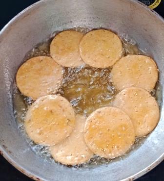 क्रिस्पी मसाला पूरी रेसिपी | crispy masala puri recipe in hindi | Wheat Masala Puri For Snack | kadak Puri
