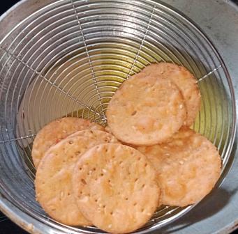 क्रिस्पी मसाला पूरी रेसिपी | crispy masala puri recipe in hindi | Wheat Masala Puri For Snack | kadak Puri