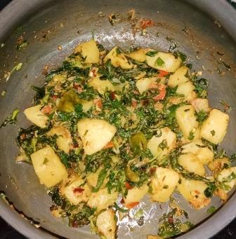 आलू मेथी की सब्जी | aloo methi recipe in hindi | पंजाबी आलू मेथी की रेसिपी | आलू मेथी की सूखी सब्जी | सूखी आलू मेथी की सब्जी बनाने की विधि