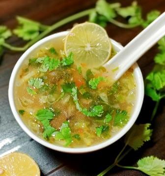 लेमन एण्ड कोरीयेन्डर सूप | lemon coriander soup in hindi | नींबू धनिया सूप रेसिपी | लेमन कोरिएंडर क्लियर सूप