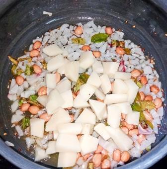 आलू पोहा रेसिपी | aloo poha recipe in hindi | aloo kandha poha | बटाटा पोहा 