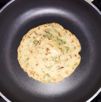 Trending Liquid Dough Garlic Paratha Recipe in hindi | चिली गार्लिक पराठा रेसिपी | गार्लिक पराठा बिना आटा गुंथे