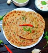 Trending Liquid Dough Garlic Paratha Recipe in Hindi | चिली गार्लिक पराठा रेसिपी | गार्लिक पराठा बिना आटा गुंथे