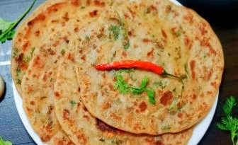 Trending Liquid Dough Garlic Paratha Recipe in Hindi | चिली गार्लिक पराठा रेसिपी | गार्लिक पराठा बिना आटा गुंथे