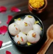 रसगुल्ला रेसिपी | rasgulla in hindi | बंगाली रोसोगुल्ला | छेना रसगुल्ला | How To Make Spongy Rasgulla
