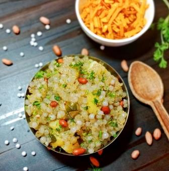 हरियाली साबूदाना खिचड़ी रेसिपी | hariyali sabudana khichdi recipe in hindi | green and spicy sabudana khichdi recipe | sago khichdi recipe 