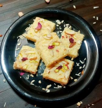 कलाकंद रेसिपी | kalakand recipe in hindi | kalakand recipe with milk powder in hindi