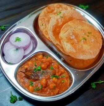 छोले पूरी रेसिपी (Chole Puri Recipe in Hindi)