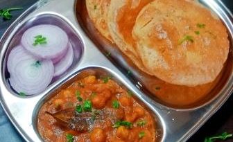 छोले पूरी रेसिपी (chole puri recipe in hindi )