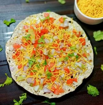 मसाला पापड़ रेसिपी | Masala Papad Recipe In Hindi | क्लासिक मसाला पापड़ | घर पर मसाला पापड़ कैसे बनाये