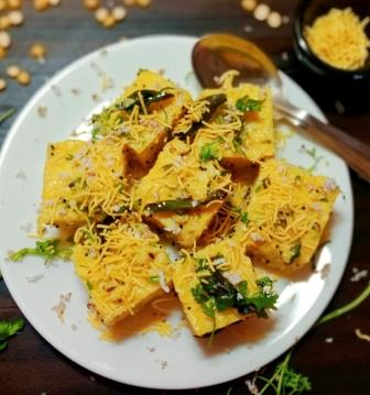 chana dal khaman dhokla (वाटी दाल खमन ढोकला रेसिपी) in Hindi | Dal dhokla recipe in hindi