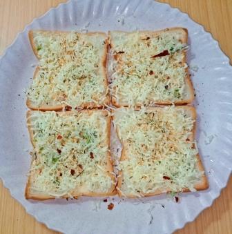 गार्लिक चीज़ टोस्ट रेसिपी | garlic cheese toast in hindi | तवा पर चीज़ गार्लिक ब्रेड