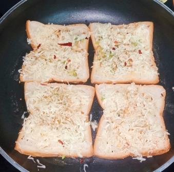 गार्लिक चीज़ टोस्ट रेसिपी garlic cheese toast in hindi 6