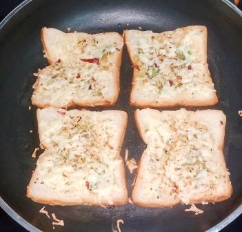 गार्लिक चीज़ टोस्ट रेसिपी garlic cheese toast in hindi 8