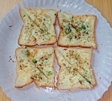 गार्लिक चीज़ टोस्ट रेसिपी | garlic cheese toast in hindi | तवा पर चीज़ गार्लिक ब्रेड