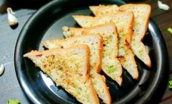 गार्लिक चीज़ टोस्ट रेसिपी garlic cheese toast in hindi main