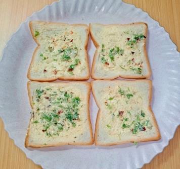 गार्लिक चीज़ टोस्ट रेसिपी | garlic cheese toast in hindi | तवा पर चीज़ गार्लिक ब्रेड