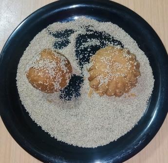 चूरमा लड्डू रेसिपी | Gujarati churma ladoo recipe in hindi | churma ladoo with jaggery (स्टेप बाय स्टेप फोटो के साथ) -