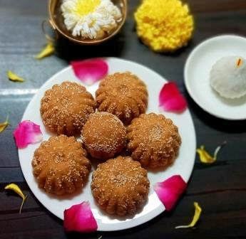 चूरमा लड्डू रेसिपी | Gujarati churma ladoo recipe in hindi | churma ladoo with jaggery (स्टेप बाय स्टेप फोटो के साथ) -