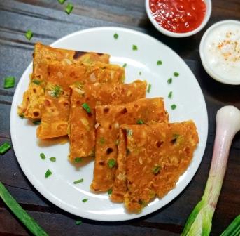 Spring Onion Paratha in Hindi 