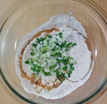 Spring Onion Paratha in Hindi 