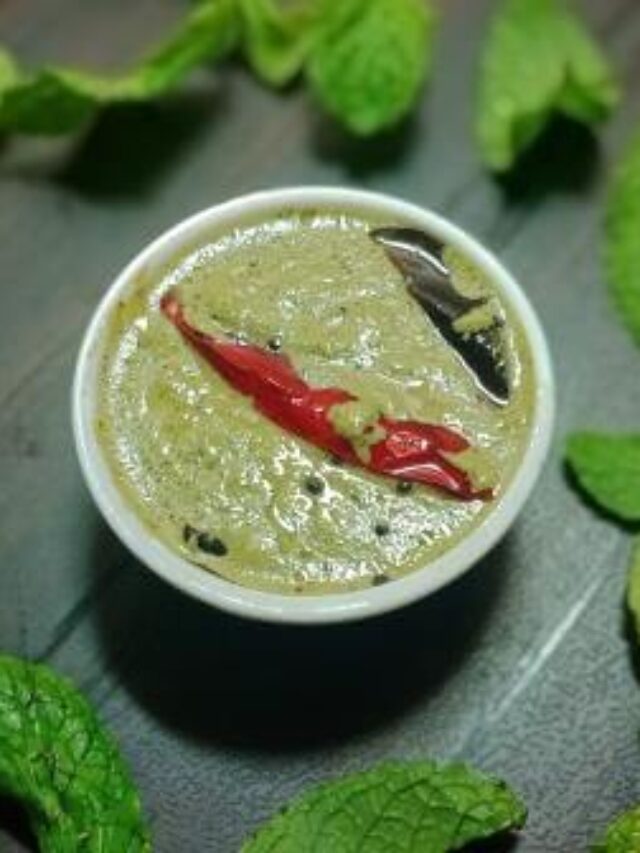 घर पर बनाये फ्रेश पुदीने की चटनी |  Pudina chutney for samosa & Pakora | Mint Chutney