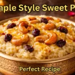 Temple style sweet pongal recipe in Hindi with jaggery, rice and moong dal, garnished with cashews and raisins