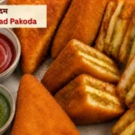 आलू, मटर और पनीर से बनाएं कुरकुरे ब्रेड पकोड़े Crispy Bread Pakoda Recipe in Hindi